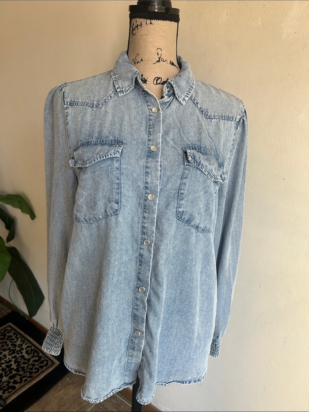 Jane + Delancey Chambray Snap Close Top Size Medium